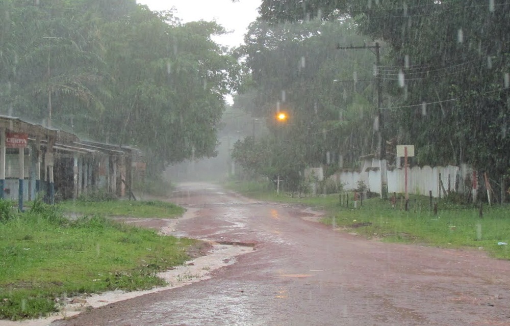 Ir para  <p>Porto Alegre teve o segundo fim de tarde consecutivo com chuva e raios. Antes, o vento soprou forte na Capital com rajadas acima de 60 km/h no aeroporto, o que fez com que a temperatura ca&iacute;sse para menos de 30&ordm;C...